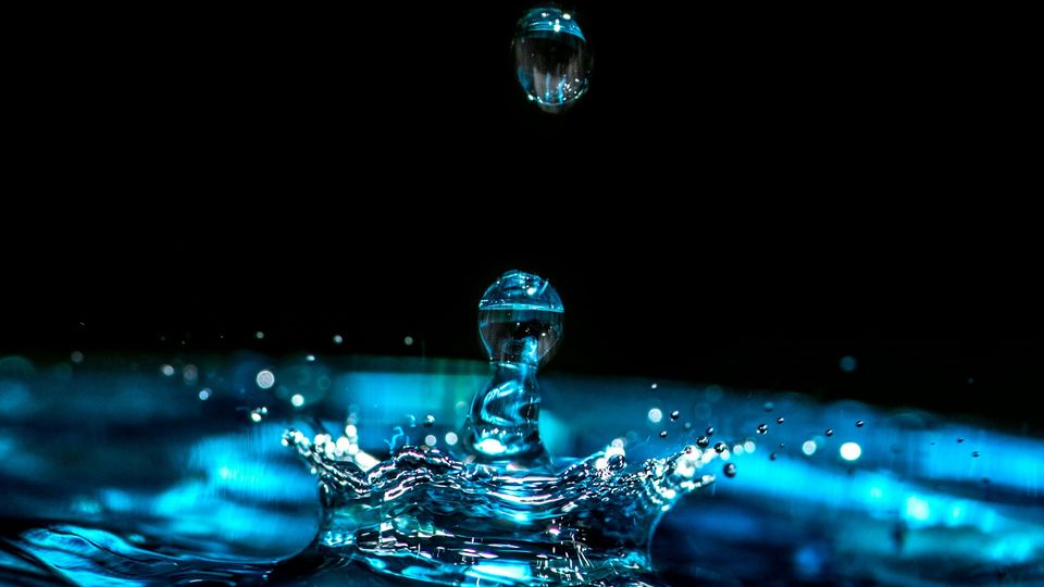 First-ever atomic freeze-frame of liquid water